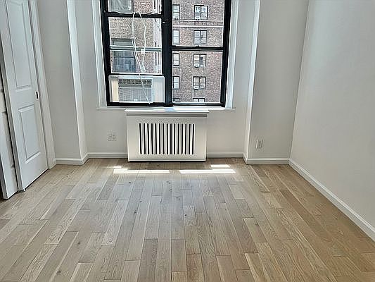 3rd image of 160 E 48th St APT 9Q