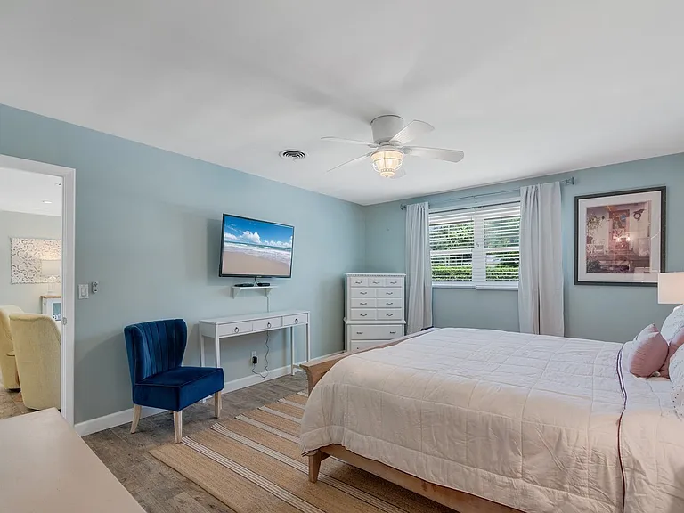 706 Iris Ln — Photo 17