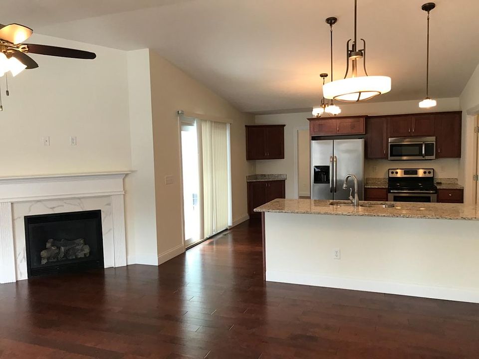 Beautiful Hardwood Cabinets/Stainless Appliances