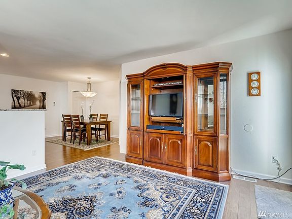 Spacious dining in the back ground