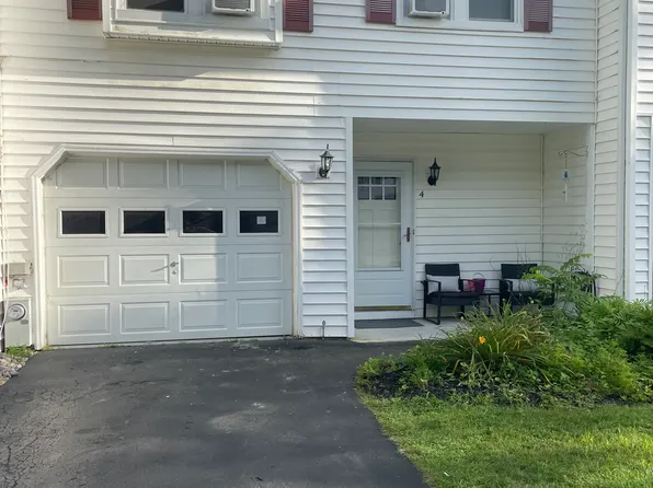 4 Clubhouse Dr #4, Saratoga Springs, NY 12866