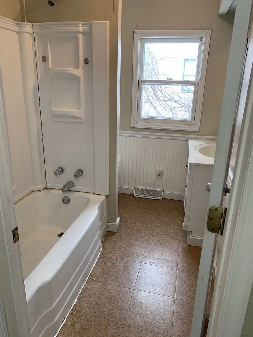 Lovely 3 Bedroom Southside Holland — Photo 4