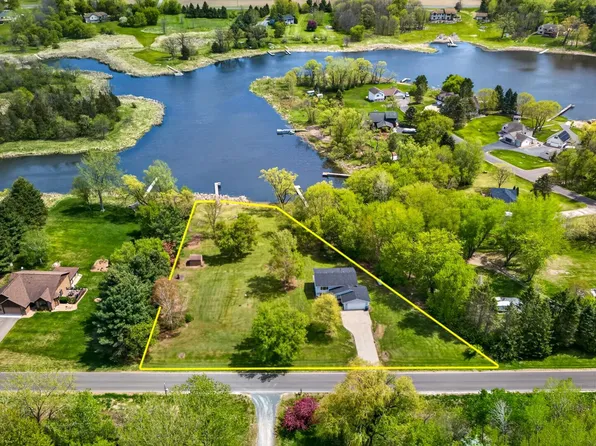 33067 Nueman Trl, Lindstrom, MN 55045