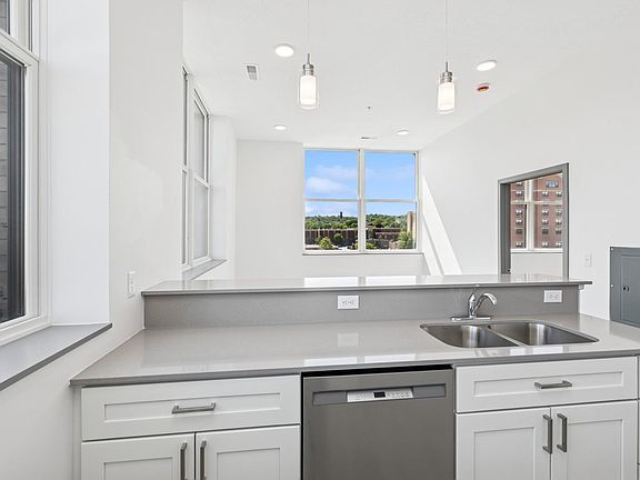5th image of 222 Bush St #303