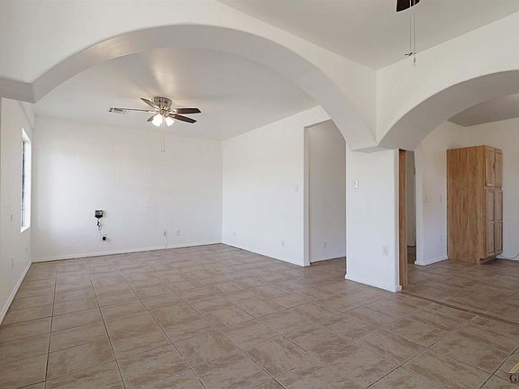 3rd image of 424 S Comanche Dr