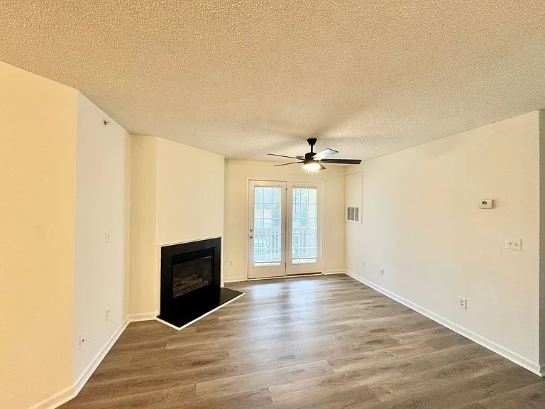 Lakeview Apartments — Photo 15