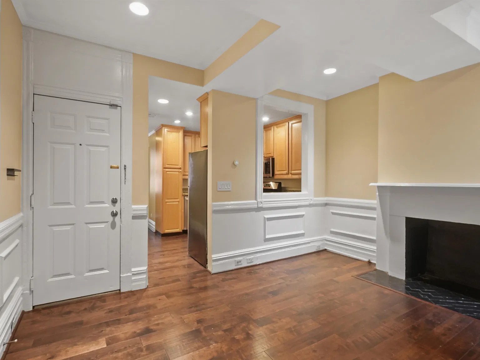 2 bed, 1.0 bath, 750 sqft, $4,000 — Photo 2