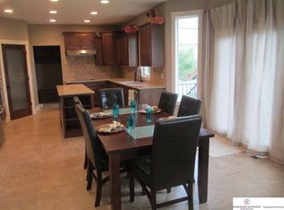 1015 Lake Vista Dr, Papillion, NE 68046