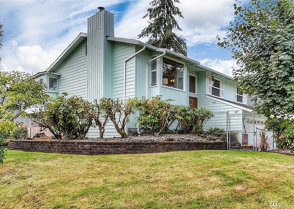 Here's a view of the side yard on this large corner lot. Totally fenced with mature trees & the yard has a sprinkler system. 