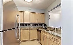 Awesome & upgraded 1BR 1BA condo with balcony at Grosvenor Place with reserved parking — Photo 4