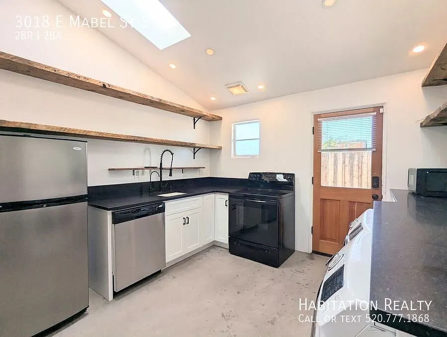 Remodeled 2Bed/2Bath Home, at the Blenman-Elm Historic District! — Photo 2
