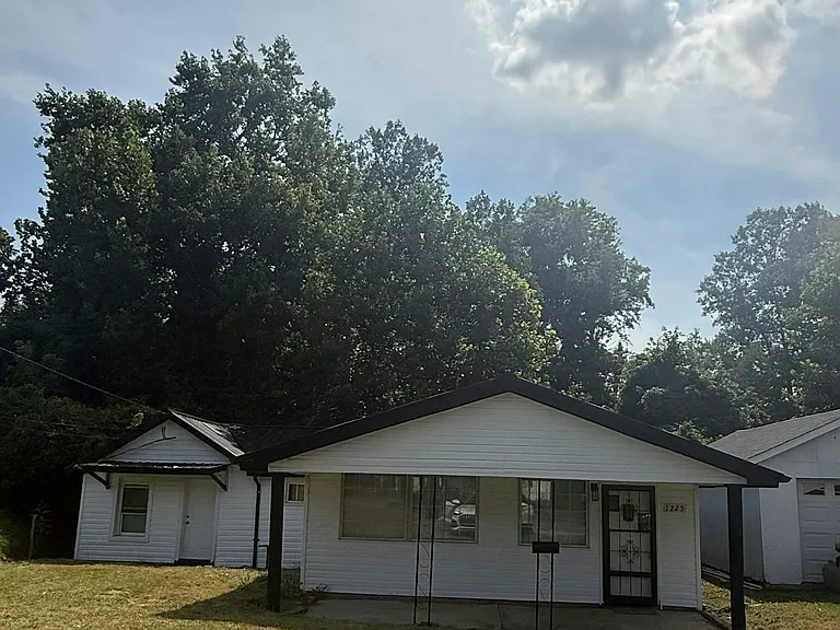1225 Buckley Ave — Photo 3