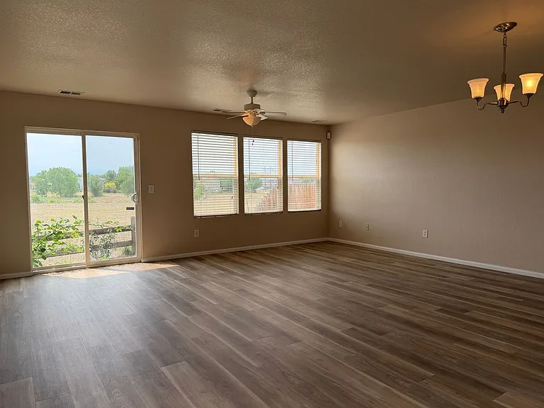 392 Montgomery Dr — Photo 3