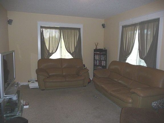 4th image of 1002 SE Grace Ave