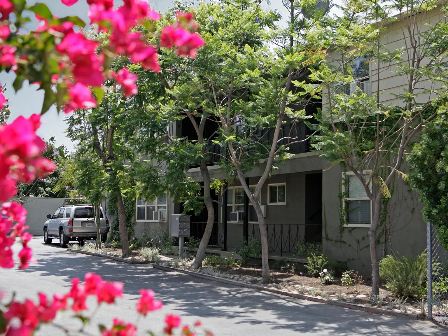 6322 Vineland Ave — Photo 1