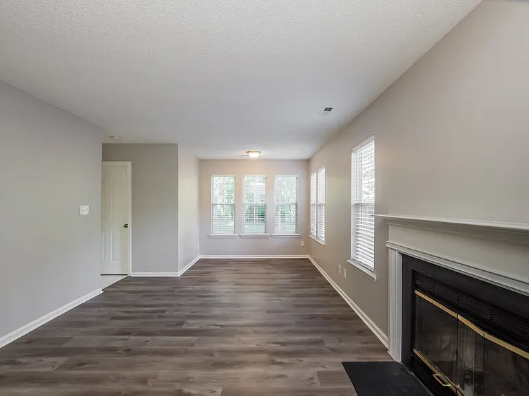 3033 Oakcroft Dr — Photo 6