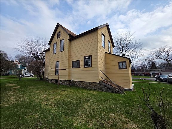 5th image of 920 N Main St