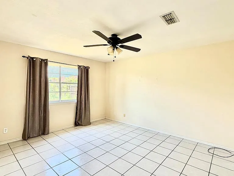 63 Calgary Ct — Photo 15