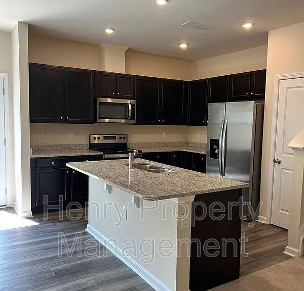839 McKenzie Park Ter — Photo 4