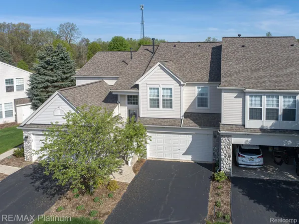 517 Dockside Cir, Holly, MI 48442