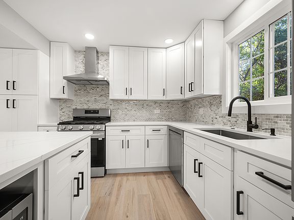 5th image of 1073 Tamarack Ln