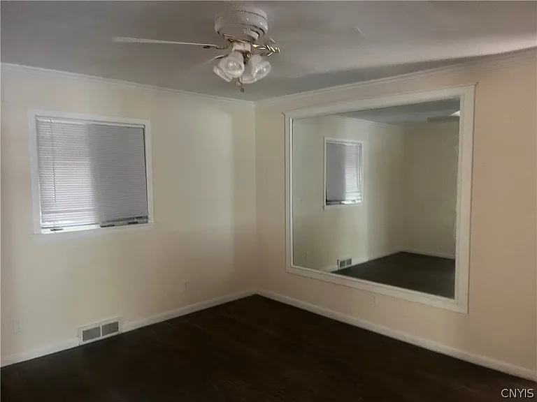 605 Crawford Ave — Photo 5