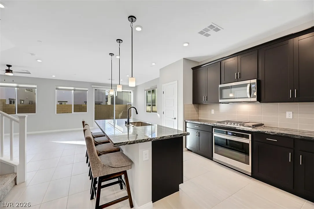 4 bed, 2.5 bath, 2001 sqft, $2,600 — Photo 4
