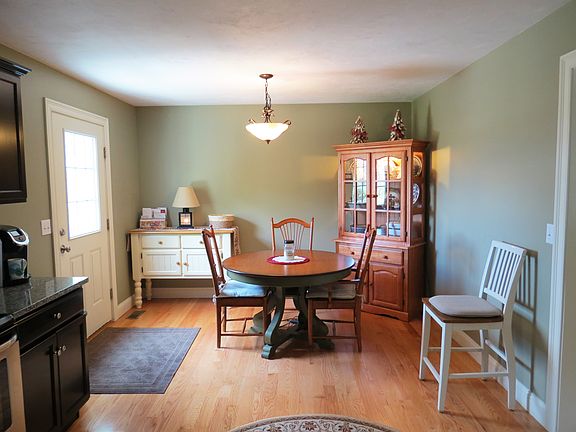 4th image of 212 Rocky Meadow St