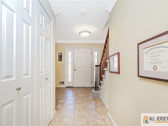 3rd image of 9 Braddock St