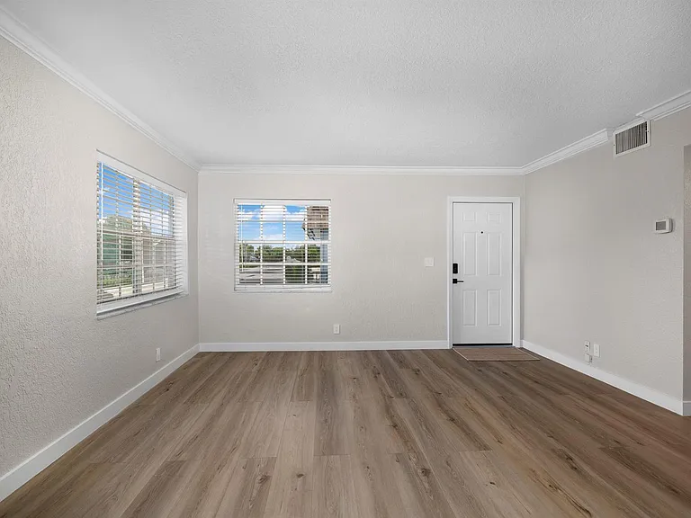 2701 NE 6th Ave — Photo 6