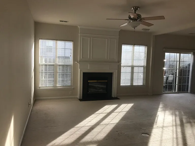 10212 Garmoyle St — Photo 4