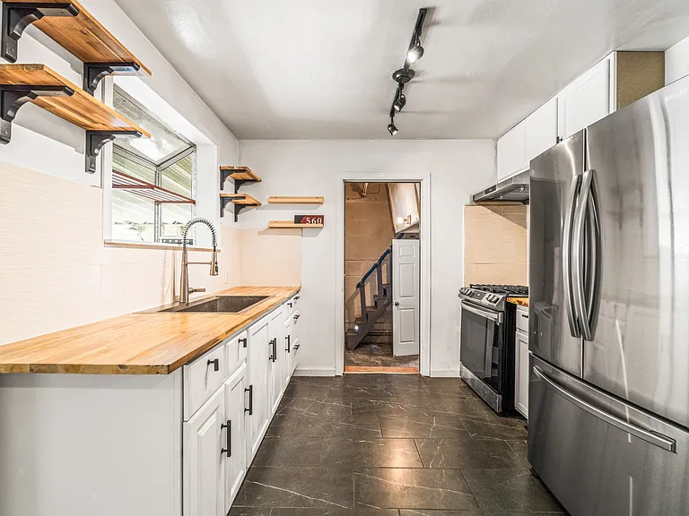 560 Russell St — Photo 9
