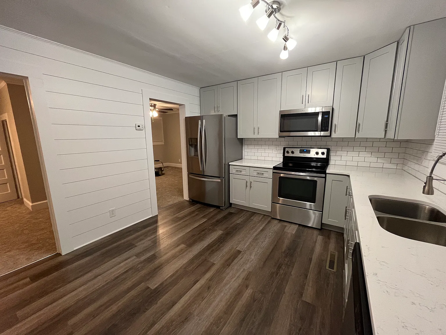 2 bed, 850 sqft, $1,600 — Photo 2
