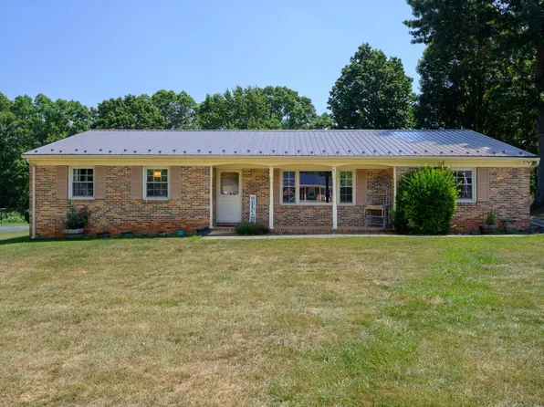 213 Oakland Dr, Madison Heights, VA 24572