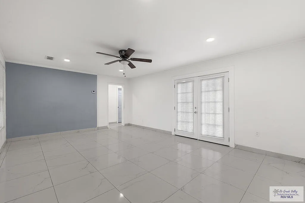 3 bed, 2.0 bath, 1529 sqft, $2,100 — Photo 2