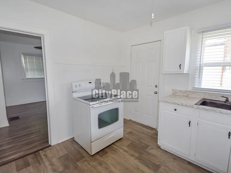 810 N Gladstone Ave — Photo 10