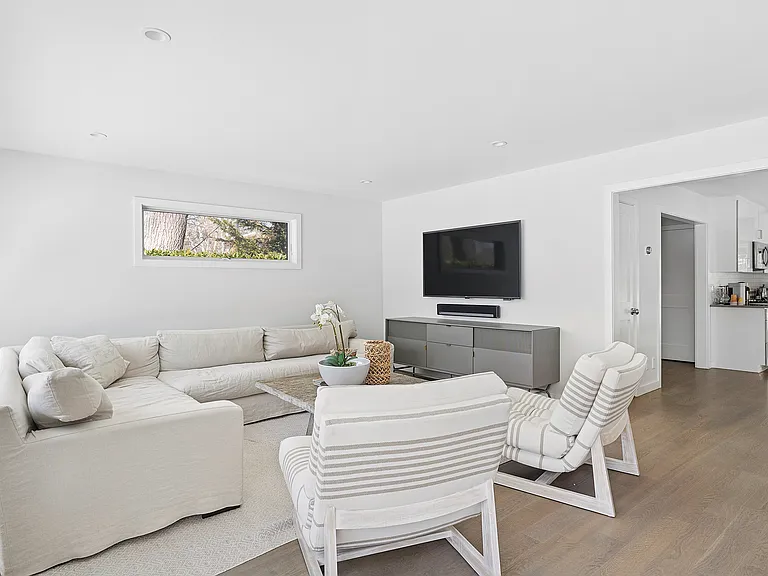 16 Roosevelt Rd — Photo 3