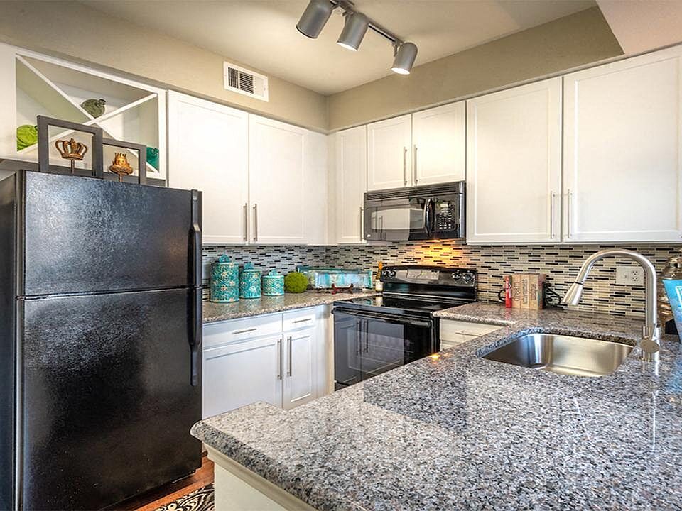 Lakewood on the Trail Kitchen with granite counter tops