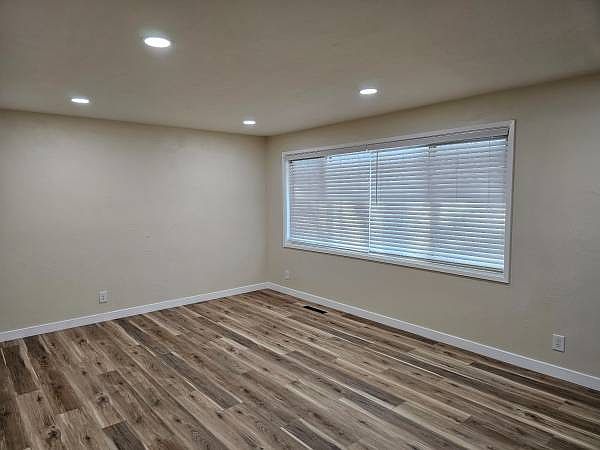 1st image of 476 Falls Dr