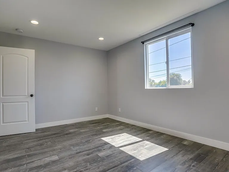 5258 1/2 E Oakland St — Photo 16