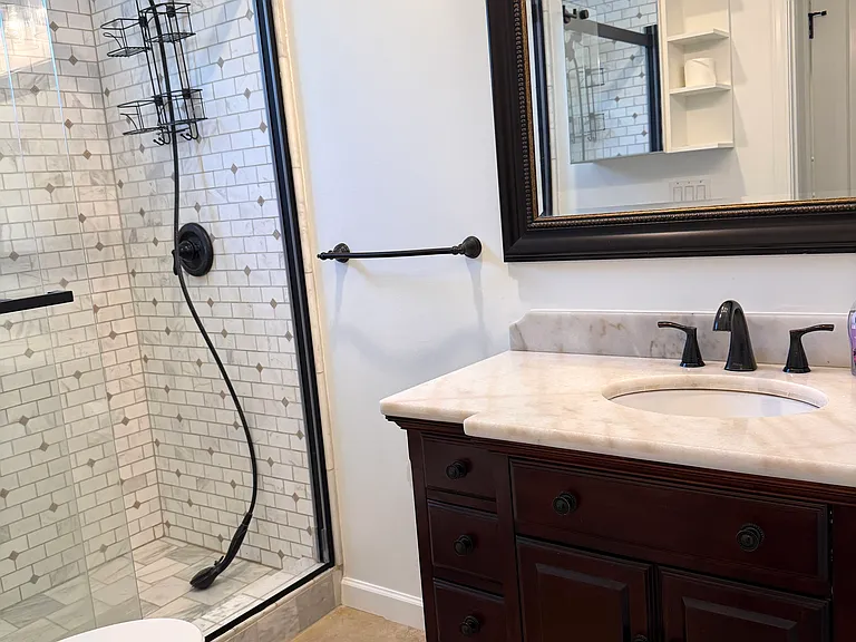 Main bedroom bathroom