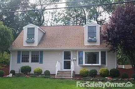326 Jackson Ave : Beautifully manicured fenced in property, paver walkway, vinyl siding.
