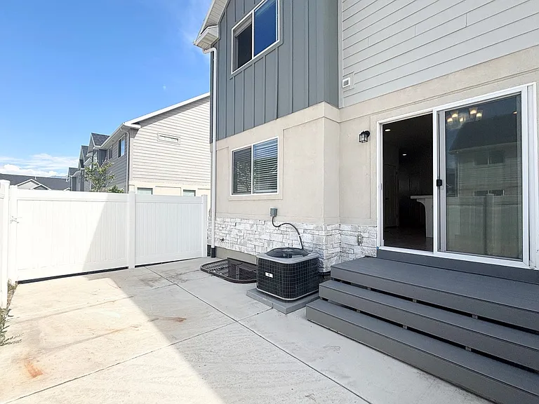 899 E Pacific Dr — Photo 26