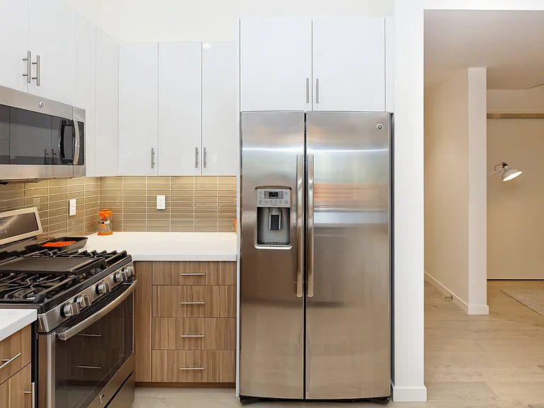 Kitchen 

(Image shown is a model unit photo. Available units may vary slightly in appearance.)