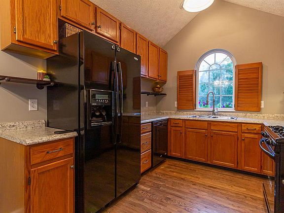 4th image of 215 Hildebrant Dr