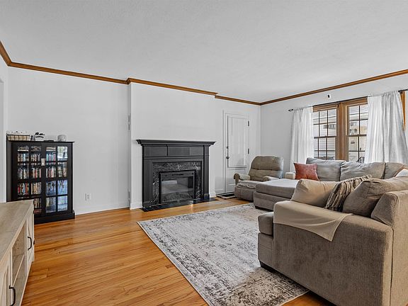 3rd image of 315 Vale Ave N