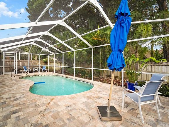 4th image of 2711 Villa Dr