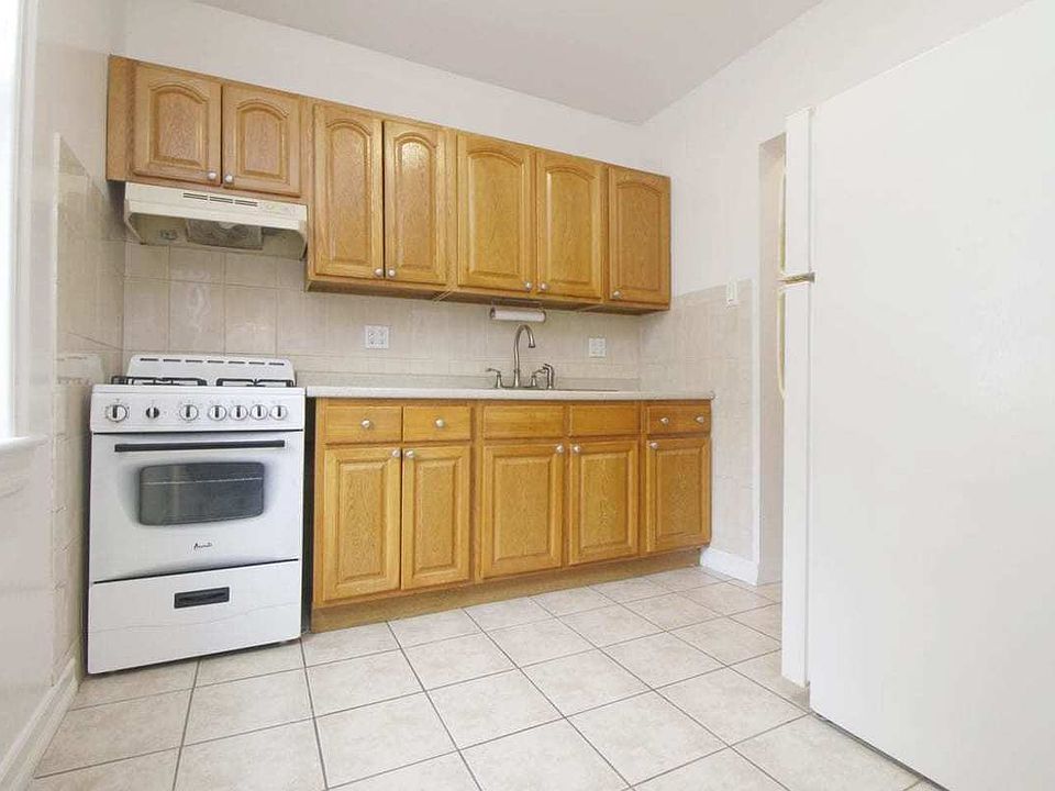 1st image of 2329 31st Dr APT 2R