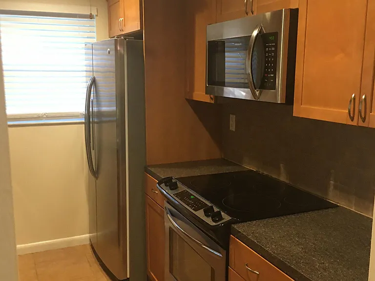 605 High Point Blvd N — Photo 3