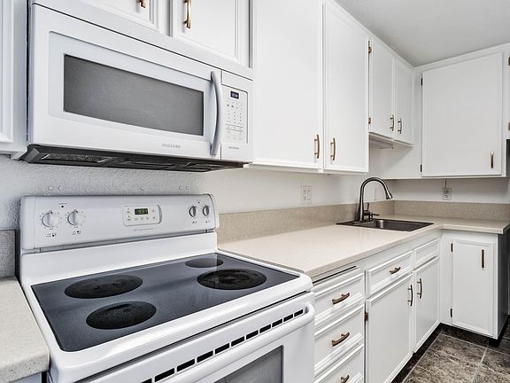 3rd image of 2822 N Auburn Ct E #210